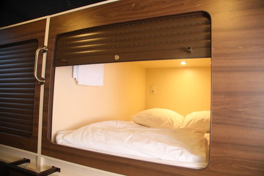 Capsule Hotel Interqube Tretyakovskaya Moscow Ngoại thất bức ảnh